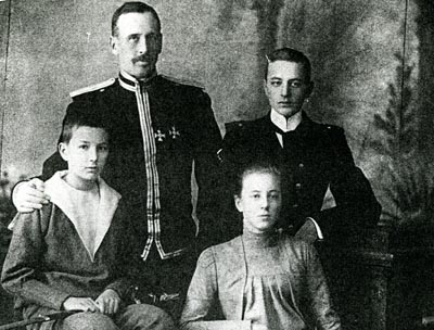 Граф Ф. А. Келлер с детьми: Павлом (1883-1980) – справа; Александром (1887-1944) и Елизаветой (1885-1965) – сидят