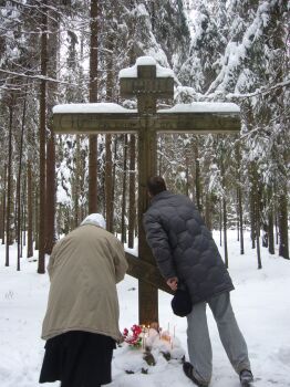 У поклонного креста насельницам Горицкого монастыря