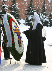Святейший Патриарх Московский и всея Руси Алексий II возлагает венок к памятнику Неизвестному солдату