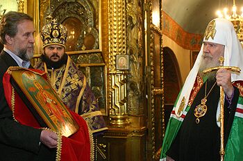 А.Печерский передает Святейшему Патриарху Алексию список Держаной иконы Божией Матери