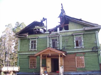 Сгоревшая Тихвинская церковь в поселке Сиверский