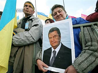 Форум национального единства на Европейской площади в Киеве, сторонники Януковича (фото AFP)