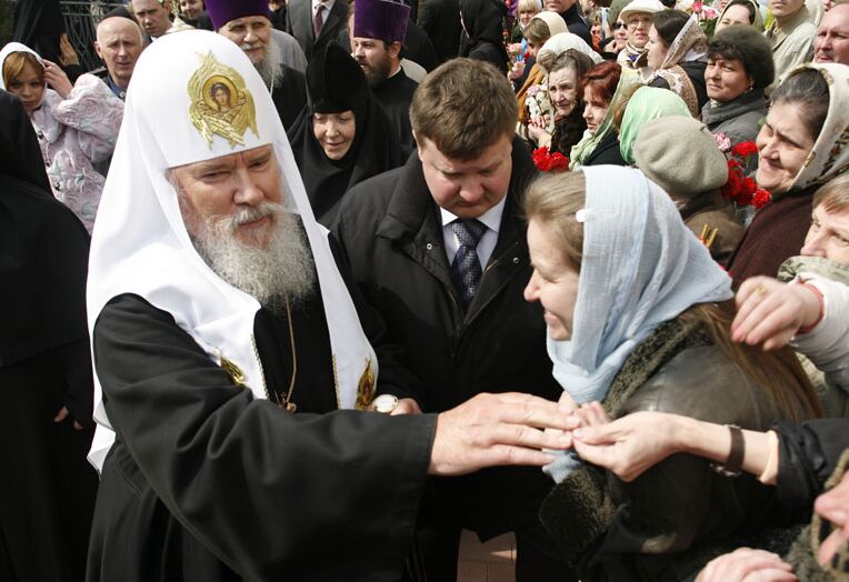 Святейший Патриарх Алексий II во время посещения Покровского женского монастыря Москвы