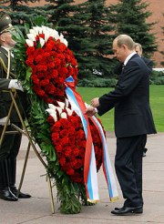 Владимир Путин возлагает венок к могиле неизвестного солдата (фото <a class="ablack" href="http://www.km.ru/">KM.ru</a>)