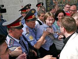 Задержание организатора содомитского шествия Николая Алексеева (фото Stringer)