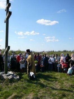 Иерей Геннадий Кузькин совершает молебен у поклонного креста на месте бывшего Шуйского погоста