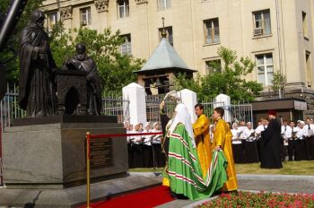 Патриарх Алексий II освящает памятник братьям Лихудам