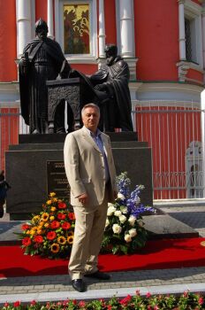 Александр Крутов у памятника братьям Лихудам