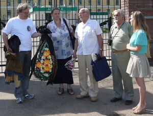Посещение могилы А.Т.Соловьёва общественными деятелями Казани (июнь 2007)