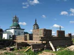 Восстановленный храм и строящийся приходской дом в селе Кречетово