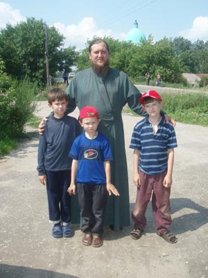 Настоятель Свято-Троицкого собора города Моршанска отец Владимир Андреев с своими детьми