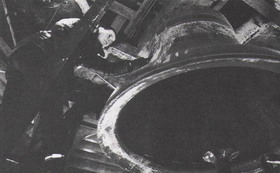 Линда Вудрофф осматривает русский колокол. Фото 1984 г.