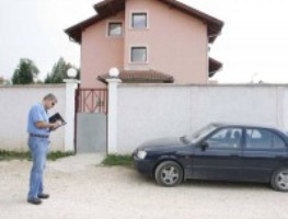 Первый заместитель Высокого представителя в Боснии и Герцеговине Рафи Грегорян изучает автомобиль возле дома Лиляны Караджич