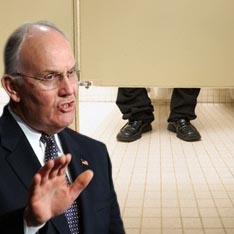 Сенатор-извращенец Ларри Крейг караулит жертв у туалетной кабинки