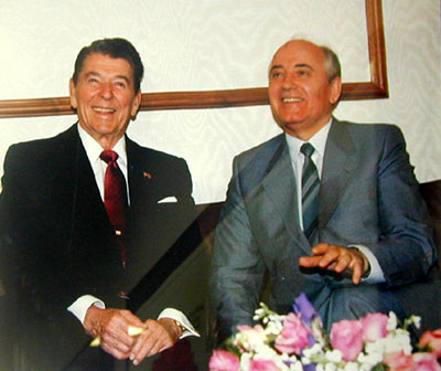Р.Рейган и М.Горбачев во время подписания Договора о ликвидации ракет средней и меньшей дальности