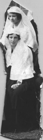 Сохранившаяся часть фотографии – сестра Зинаида Александровна Мажарова с часами. Слева, внизу, – кусок шинели графа Ф.А. Келлера