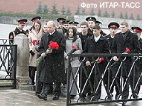 Владимир Путин возлагает цветы к памятнику К.Минину и Д.Пожарскому