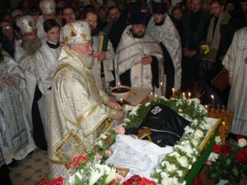 Архиепископ Псковский и Великолукский Евсевий совершает чин отпевания архимандрита Дамаскина
