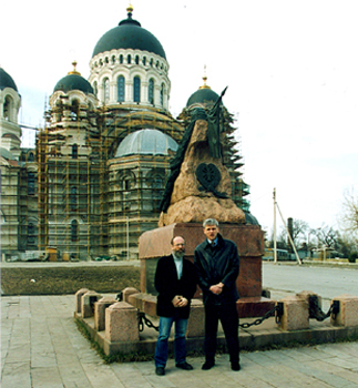 Автор памятника генералу Маркову В. Суровцев (слева) и руководитель проекта 