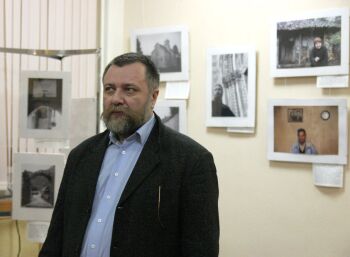 Василий Дворцов на выставке "Косово: взгляд изнутри"