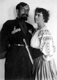 П.Дыбенко со своей революционной подругой А.Коллонтай (1919)
