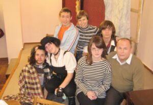 А. Грязов (справа) с молодыми харьковскими поэтами студии "Свободный радикал"