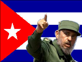 Фидель Кастро на фоне государственного флага Кубы
