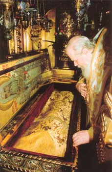 Патриарх Алексий II у раки своего небесного покровителя