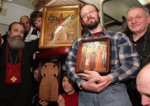 Паломники из Москвы с иконами