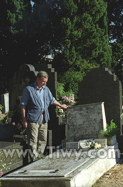 Н. Никандров у могилы И.Солоневичаю 1997 г.