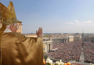 папа Римский Бенедикт XVI на площади Святого Петра