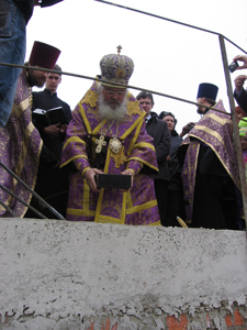 Архиепископ Владивостокский и Приморский Вениамин совершает чин закладки храма в честь Порт-Артурской иконы Божией Матери