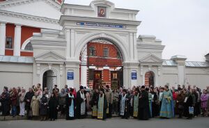 Встреча крестного хода у Казанско-Богородицкого монастыря (Казань, 22 апреля 2008 г.)