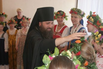 епископ Балтийский Серафим благословляет детей
