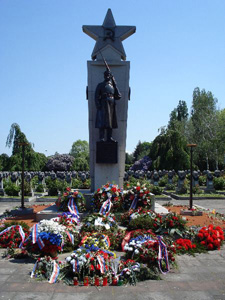 Венки у памятника советским воинам