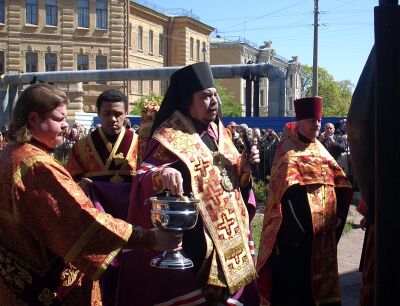 епископ Петергофский Маркелл освящает памятник Иоанну Кронштадтскому