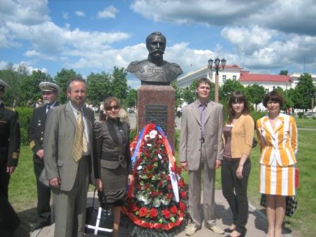 Слева от памятника: Кондратенко С.Н. с супругой Светланой. Справа: Синицына С.А. с детьми Евгением и Ириной.