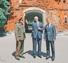 Александр Лукашенко и Дмитрий Медведев у Брестской крепости