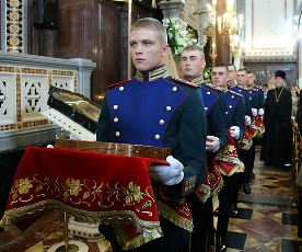 Рота почетного караула Президентского полка вносит святыни (фото <a class="ablack" href="http://www.patriarchia.ru/">Патриархия.ru</a>)