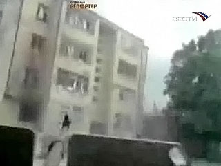 Грузинский танк бомбит жилой дом в Южной Осетии