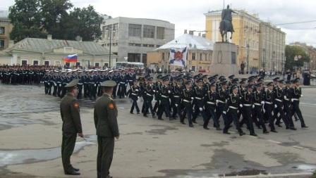 Парад на площади Александра Невского