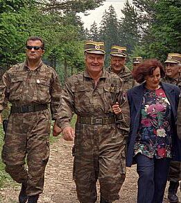 Ратко Младич с женой в окружении охраны