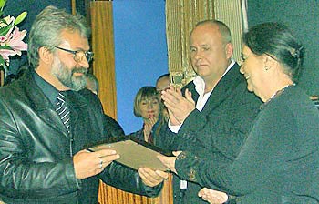 М. Тарковская вручает награду С. Минакову