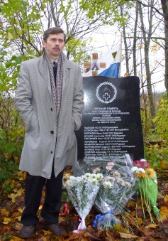 С.Г.Зирин у памятника воинам СЗА в селе Ополье (18.10.2008)