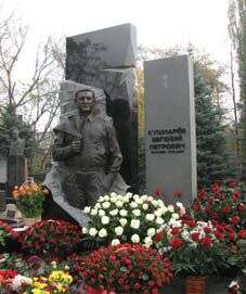 Памятник на могиле Евгения Кушнарева (фото С.Минакова)