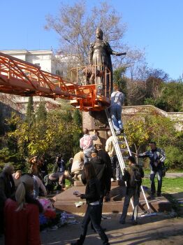 Севастопольцы очищают от краски памятник императрице Екатерине II (28.10.08)