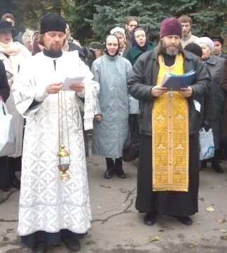 Иерей Игорь Минаев и диакон Алексей Галкин совершают панихиду в Московском парке Победы у Поминального креста 1 ноября 2008 года
