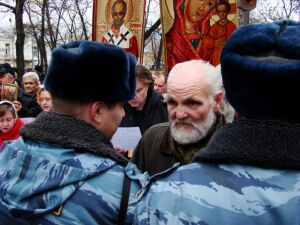 Милиция преграждает путь Крестному ходу в Москве 4 ноября 2008 г.