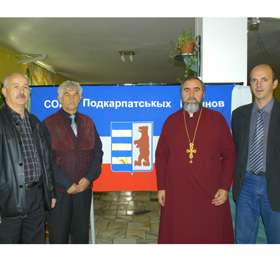 Их разыскивает Служба безопасности Украины. Слева направо: Василий Паук, Ладислав Лецович, отец Дмитрий Сидор и Петр Гецько