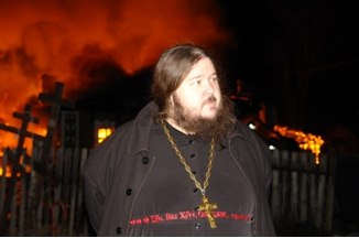 Иеромонах Серапион (Митько) у сгоревшего дома (фото с сайта Ярославской епархии)